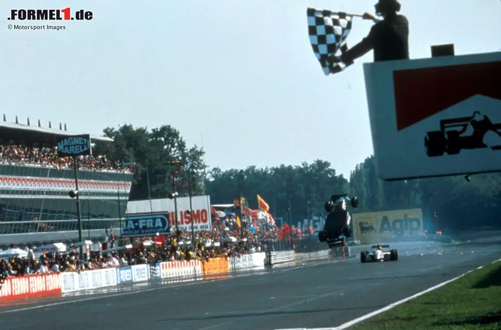 Foto zur News: Monza 1993: Christian Fittipaldi kollidiert bei der Zieldurchfahrt mit seinem Minardi-Teamkollegen Pierluigi Martini. Fittipaldis Fahrzeug setzt deshalb zu einem Rückwärtssalto an - und überquert kurz darauf auf drei Rädern fahrend die Ziellinie!