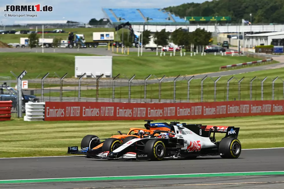 Foto zur News: Romain Grosjean (4): Gestrichene Zeiten im Qualifying brachten ihn in die letzte Startreihe, eine mutige Haas-Strategie wieder nach vorne. So konnte der Franzose einige Zeit im Rampenlicht fahren, das er jedoch vornehmlich nutzte, um den Ärger seiner Kollegen auf sich zu ziehen. Seine rüde Fahrweise brachte ihm eine Warnung ein.