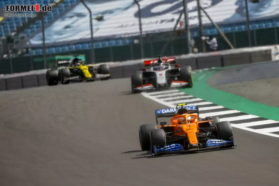 Foto zur News: Lando Norris (2): Seine Helmaktion war cool, bringt ihm aber höchstens Sympathie, keine Note ein. Sein Wochenende war im Grunde makellos, abgesehen vom verlorenen Duell mit Renault. War mit Sainz auf Augenhöhe, als dieser seinen Reifenschaden hatte, deswegen die gleiche Bewertung.