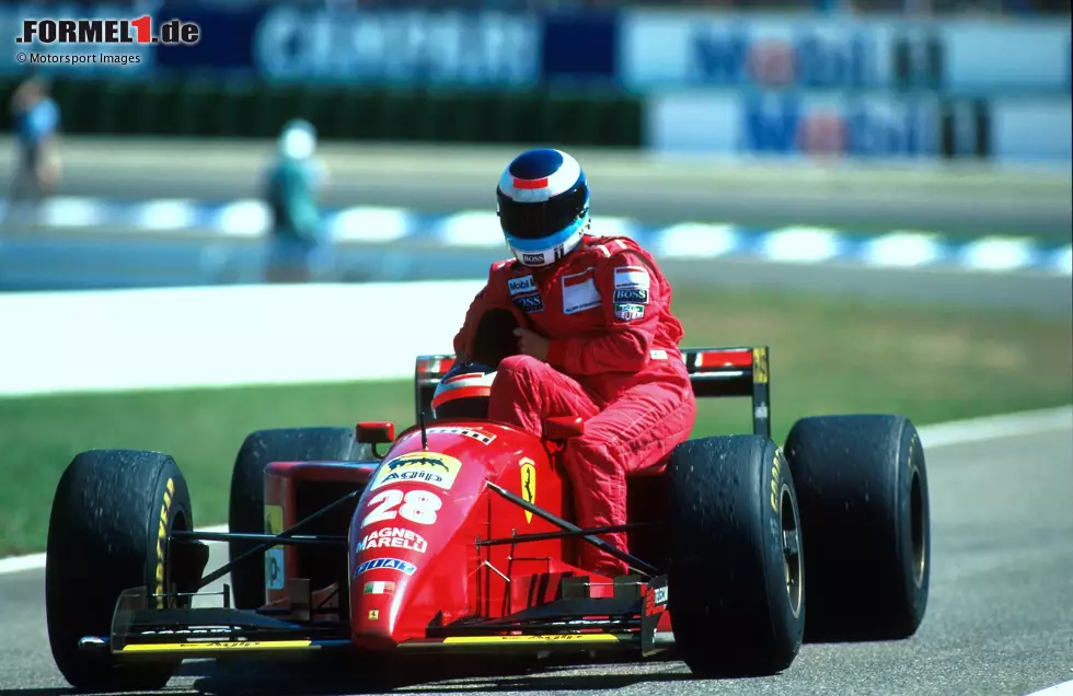 Foto zur News: Mika Häkkinen fährt beim Grand Prix von Deutschland auf dem Hockenheimring 1995 bei Gerhard Berger mit.