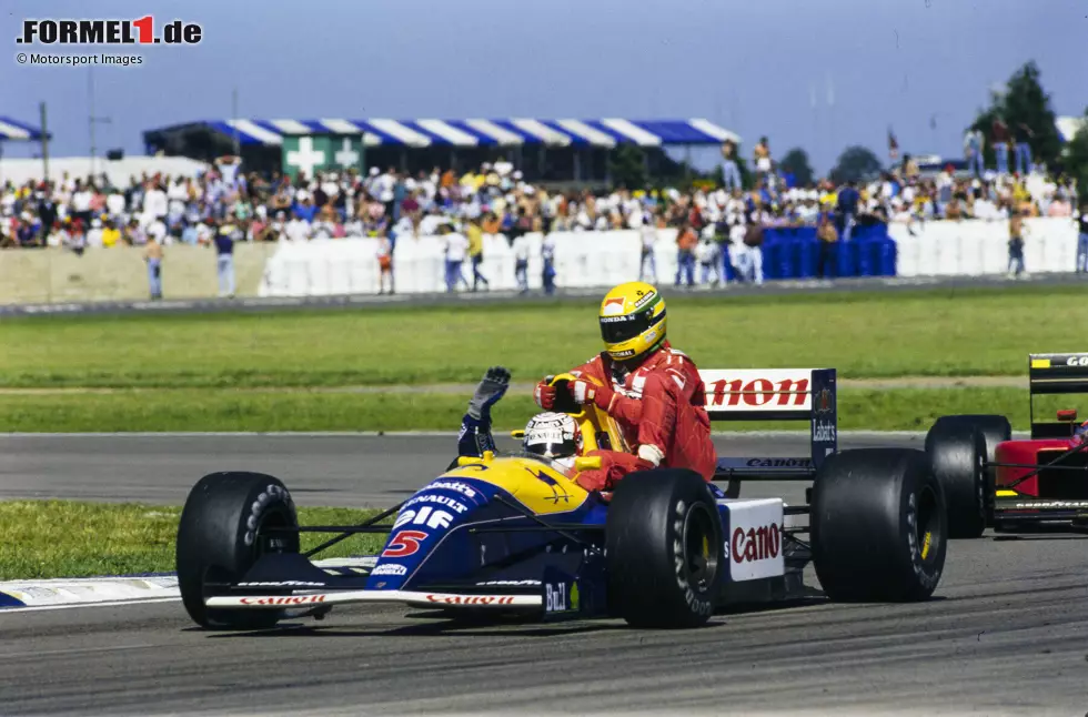 Foto zur News: Ayrton Senna fährt beim Grand Prix von Großbritannien in Silverstone 1991 bei Nigel Mansell mit.