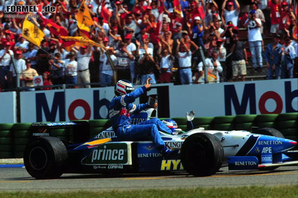 Foto zur News: Gerhard Berger fährt beim Grand Prix von Deutschland auf dem Hockenheimring 1996 bei seinem Teamkollegen Jean Alesi mit.