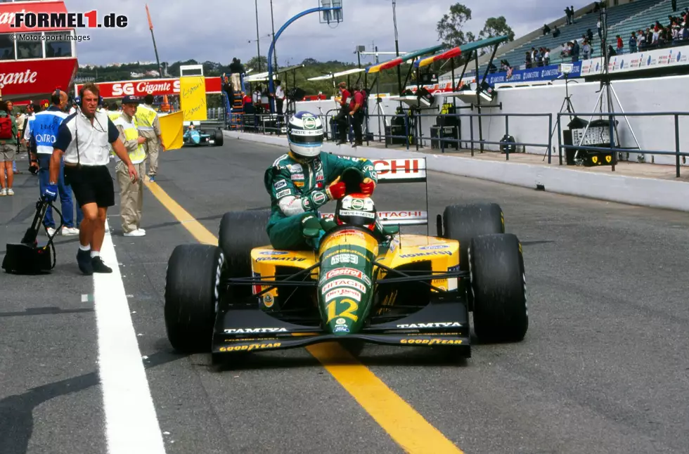 Foto zur News: Mika Häkkinen fährt beim Grand Prix von Portugal in Estoril 1992 bei seinem Teamkollegen Johnny Herbert mit.