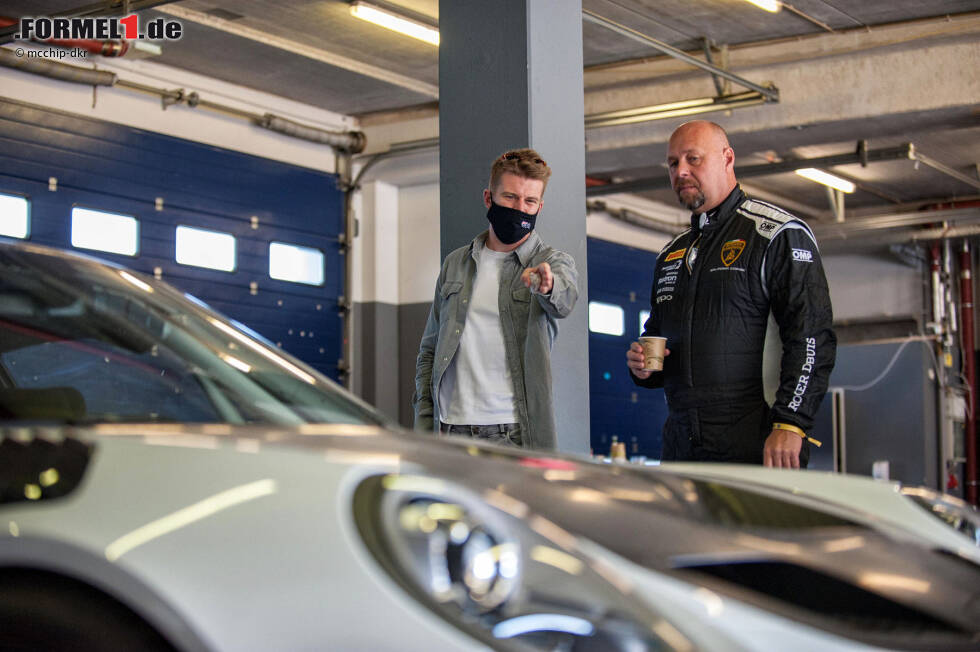 Foto zur News: Hülkenberg bestaunt hier einen Porsche 911 GT2 RS Clubsport mit dem Fahrerkunden Mike Hansch - mit einem ähnlichen Modell absolviert er nach dem Test noch einige Runden auf der legendären Nürburgring-Nordschleife