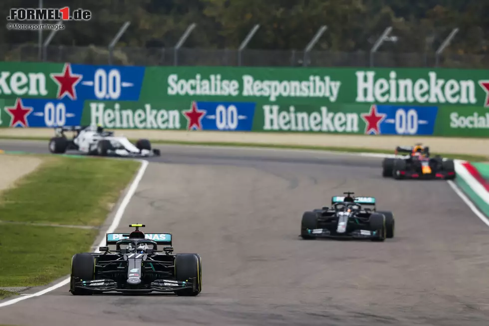 Foto zur News: Valtteri Bottas (2): Im Qualifying vor Hamilton und am Sonntag den Start gewonnen - und damit unter normalen Umständen auch das Rennen. Das Ferrari-Trümmerteil ruinierte das allerdings. Dafür konnte er nichts, Abzüge gibt es aber unter anderem für den Fehler, der zwischenzeitlich eine Postion gegen Verstappen kostete.