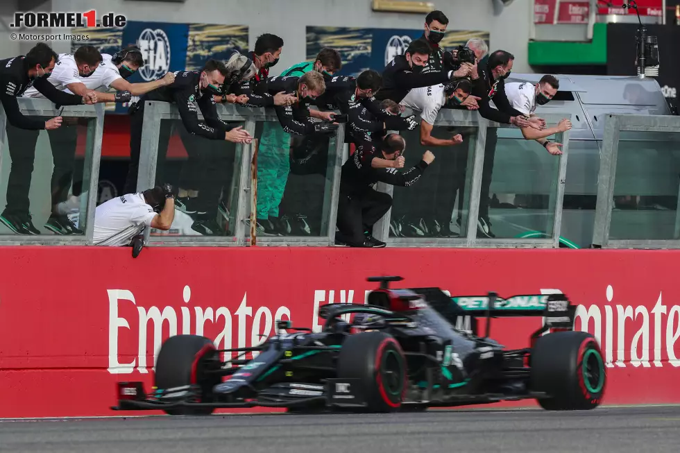 Foto zur News: Lewis Hamilton (2): Qualifying gegen Bottas und am Start eine Position gegen Verstappen verloren, das kann für uns keine 1 mehr sein. Im Normalfall beendet er das Rennen so als Dritter oder maximal Zweiter. Als er freie Fahrt hatte, überzeugte er dann aber in bekannter Hamilton-Manier mit einigen starken Runden.