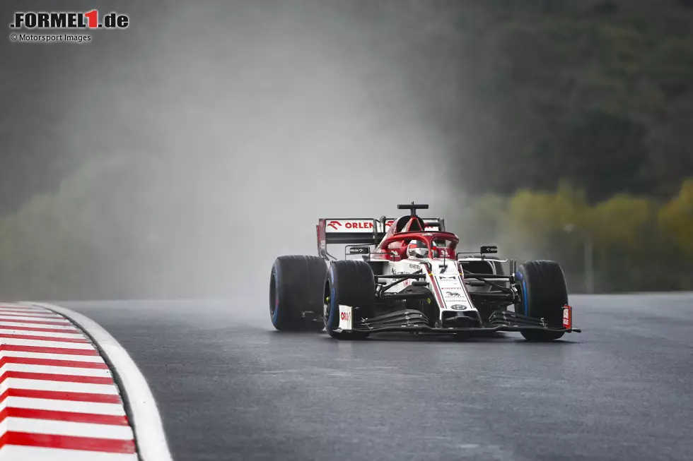 Foto zur News: Kimi Räikkönen (4): Im Qualifying noch mit P8 überzeugt, im Rennen war davon aber nicht mehr viel zu sehen. Als kleines Team muss man eigentlich genau bei solchen Bedingungen zur Stelle sein. Das hat er am Ende (wie viele andere auch) mit P15 deutlich verpasst. Da hatten wir ehrlich gesagt etwas mehr erwartet.