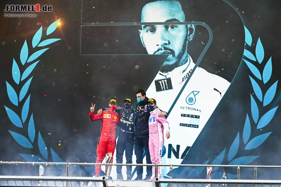 Foto zur News: Lewis Hamilton (1): Kleine Abzüge gibt es für das Qualifying und die durchwachsene erste Runde. Das alles wiegt die zweite Rennhälfte jedoch mehr als auf. Steckte lange hinter Vettel fest, verlor aber nie die Nerven und wartete geduldig auf seine Chance. Im Ziel dann mehr als 30 Sekunden Vorsprung auf den Rest der Welt. Weltmeisterlich!