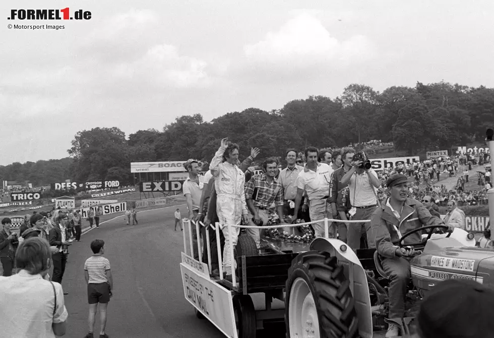 Foto zur News: ...feierten Rindt und das Lotus-Team ihren Triumph in Brands Hatch mit einer Ehrenrunde, auf der sie sich von einem Traktor über die Strecke und vorbei an den Fans bugsieren ließen.