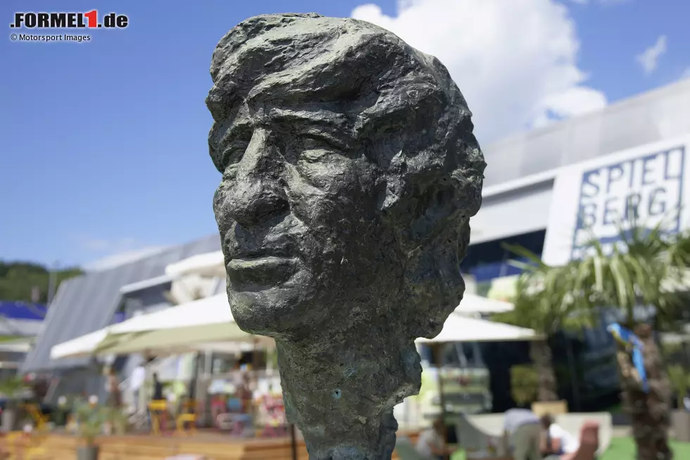 Foto zur News: Damit ist er bis heute der einzige Formel-1-Pilot, der posthum den Titel holte. Am Red Bull Ring erinnert eine Statue an den Weltmeister, der in Graz aufwuchs und mit österreichischer Rennlizenz startete.