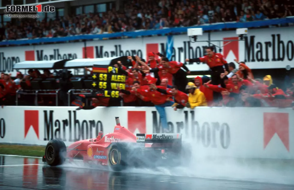 Foto zur News: Spanien 1996: &quot;Einer von Michael Schumachers größten Siegen war der beim Grand Prix von Spanien 1996 in einem sehr nassen Rennen, bei dem er viele Autos überholte, und in einem Ferrari, der nicht das beste Auto war. Er zeigte sein immenses Talent im Nassen und warum er sich den Spitznamen &#039;Regenmeister&quot; verdient hat.&quot;