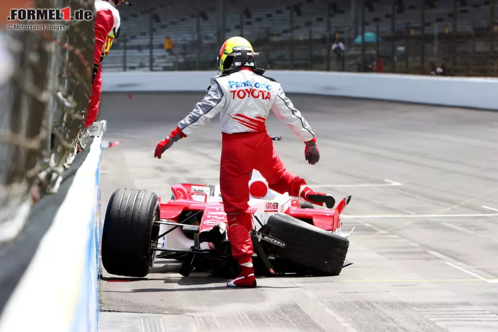 Foto zur News: USA 2005: &quot;Als Ralf Schumacher im ersten Freien Training von Indianapolis mit seinem Toyota wegen eines Reifenschadens crashte, stand ich an der Boxenmauer. Er stieg aus seinem Auto und verpasste ihm einen Tritt. Es war der Grand Prix, bei dem wegen massiver Reifenprobleme bei Michelin nur Teams mit Bridgestone starten konnten.&quot;