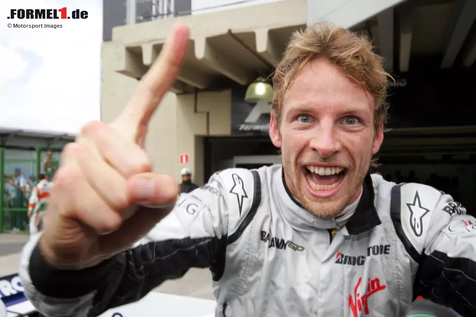 Foto zur News: Brasilien 2009: &quot;Jenson Button feierte mit puren Emotionen, nachdem er dank eines fünftes Platzes in Interlagos 2009 die Formel-1-Weltmeisterschaft gewonnen hatte. Als er seinen Helm im Parc ferme abnahm, rief ich seinen Namen und er kam bis auf wenige Zentimeter an meine Linse heran. Er zeigte so viel Gefühl.&quot;