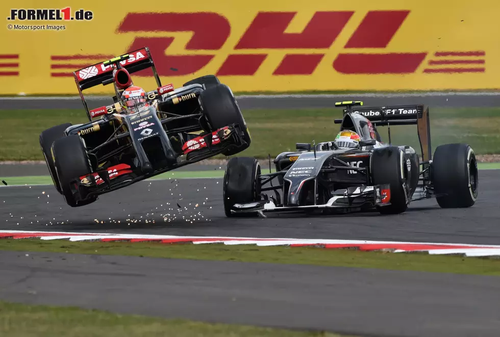 Foto zur News: Großbritannien 2014: &quot;In der berühmten Club-Kurve von Silverstone gibt es immer die Möglichkeit eines Überholvorgangs oder Zwischenfalls. 2014 trafen hier Pastor Maldonado und Esteban Gutierrez aufeinander. Maldonado war nur für einen kurzen Moment in der Luft und konnte mit wenig Schaden weiterfahren, doch das Bild zeigt ihn fliegend.&quot;