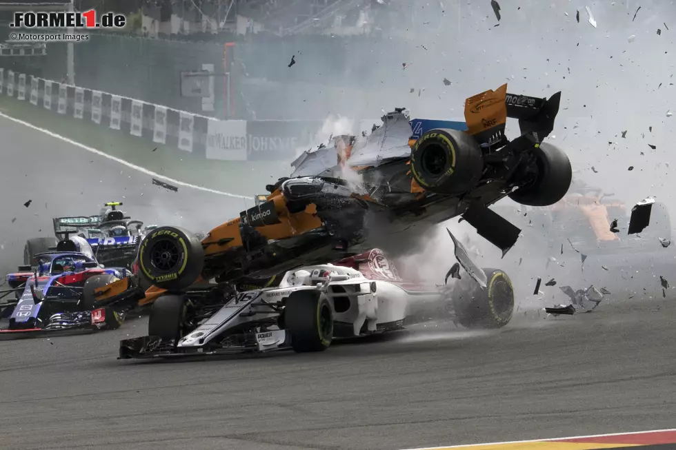 Foto zur News: Belgien 2018: &quot;Wenn Formel-1-Fotografen bei einem Grand Prix in die erste Kurve gehen, warten sie immer auf einen spektakulären Crash. Und genau der ist 2018 in Spa passiert. Nico Hülkenbergs Renault katapultierte den McLaren von Fernando Alonso in die Luft. Er prallte auf Charles Leclercs Halo, das ihn vor Kopfverletzungen bewahrte.&quot;