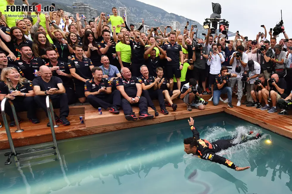 Foto zur News: Monaco 2018: &quot;Seinen Sieg in Monte Carlo 2018 nannte Daniel Ricciardo selbst eine &#039;Erlösung&#039;. Und diese feierte er mit seinem Team in der Red-Bull-Energystation auf seine ganz eigene Weise: Er sprang in den Pool. Es ist eines meiner Lieblingsbilder, denn es zeigt ihn scheinbar auf dem Wasser schwimmend, kurz davor einzutauchen.&quot;