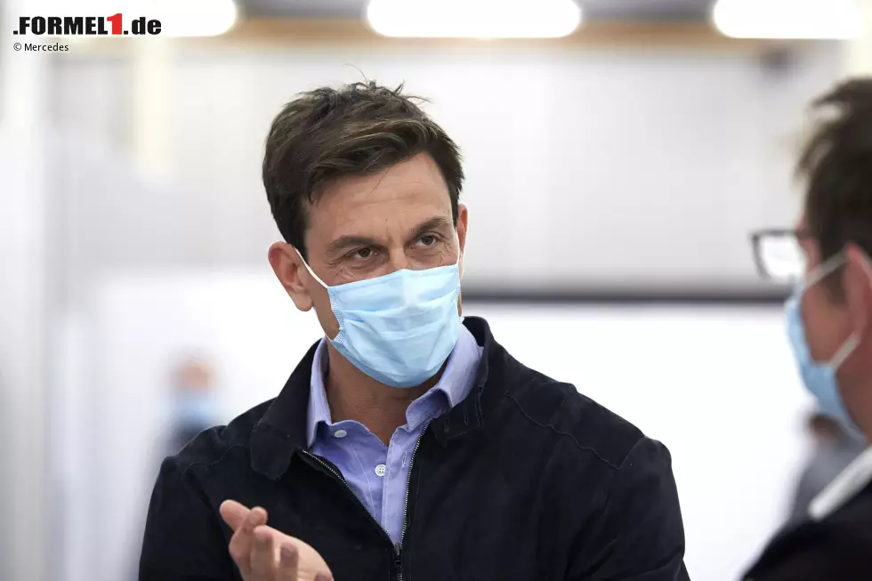 Foto zur News: Auch mit Maske gut erkennbar: Toto Wolff freut sich, dass es endlich wieder losgeht!