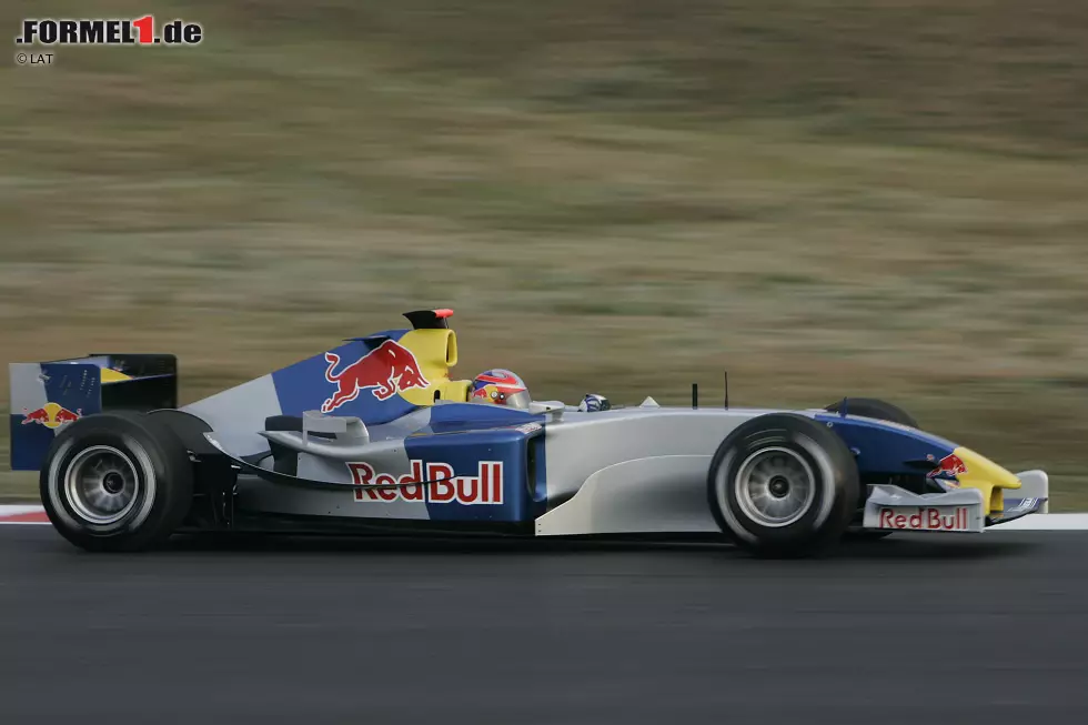 Foto zur News: Red Bull übernimmt Jaguar (2005): Wie groß die Auswirkungen dieser Übernahme auf die Formel 1 sind, wird man erst später realisieren. In den ersten Jahren ist Red Bull nur ein Team von vielen. Die Früchte der Aufbauarbeit erntet man später, als man ab 2010 viermal in Folge Weltmeister wird. Bis heute gehört Red Bull zu den F1-Topteams.