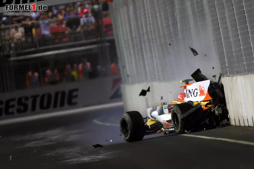 Foto zur News: Crashgate (2008): Nur ein Jahr nach Spygate folgt der nächste Skandal. Nelson Piquet jun. fabriziert in Singapur absichtlich einen Unfall, um seinem Renault-Teamkollegen Fernando Alonso den Sieg zu ermöglichen. Für Teamchef Flavio Briatore ist der Skandal, der erst 2009 auffliegt, das endgültige Ende in der Formel 1.