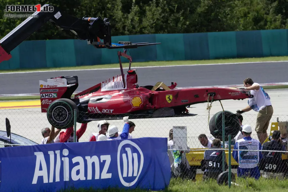 Foto zur News: Felipe Massas Unfall (2009): Er ist eine der tragischen Figuren des Jahrzehnts. 2008 verpasst er zunächst hauchdünn den Titel, ein Jahr später hat er einen schweren Unfall, nach dem er nie mehr an seine alte Form anknüpfen kann. &quot;Schumi&quot; soll ihn damals bei Ferrari ersetzen, doch daraus wird nichts. Er kehrt erst 2010 mit Mercedes zurück.