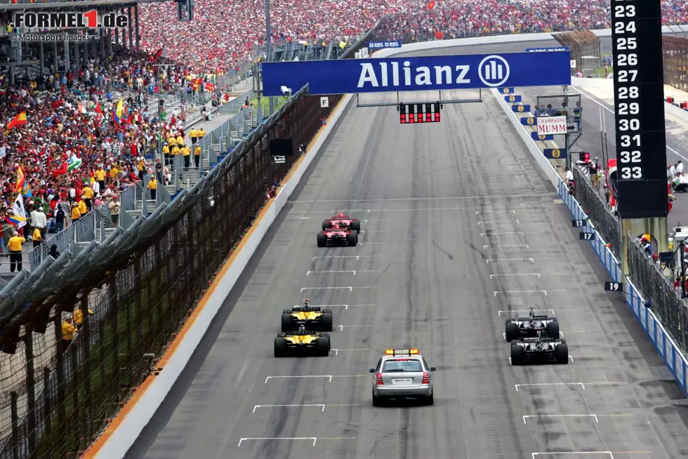 Foto zur News: Skandalrennen in Indianapolis (2005): Das Bild ist unvergessen. In Indianapolis starten nur sechs Autos, weil sich alle Michelin-Teams nach einem schweren Unfall von Ralf Schumacher zurückziehen. Zu groß ist das Risiko weiterer Reifenschäden. Versuche, das Rennen zu retten, scheitern. Das Formel-1-Image ist in den USA auf Jahre ruiniert.