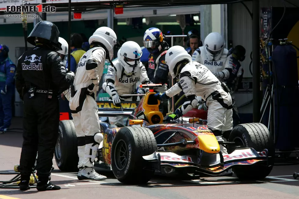 Foto zur News: Pech auch für Red Bull: Neben Coulthard scheidet auch Teamkollege Vitantonio Liuzzi aus. An der Nullnummer können auch die als Sturmtruppen verkleideten Mechaniker nichts ändern.