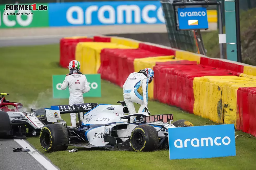 Foto zur News: George Russell (3): Nein, den Unfall kreiden wir ihm in keinster Weise an, da konnte er überhaupt nichts machen. Was wir ihm ankreiden ist sein schlechter Start, der seine gute Leistung aus dem Qualifying wieder etwas relativiert. Daher gibt es nur eine durchschnittliche Note.