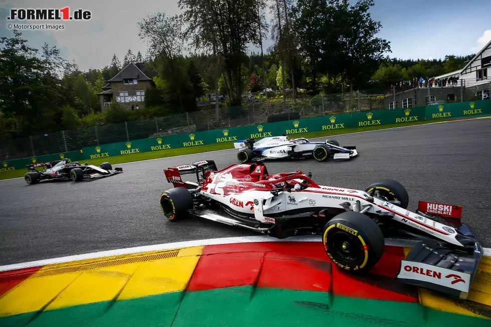 Foto zur News: Kimi Räikkönen (3): Zumindest hat der &quot;Iceman&quot; das Rennen unter den Ferrari-Piloten gewonnen, auch wenn das nur mit Platz zwölf belohnt wurde. Wir hätten ihm dafür auch eine 2 geben können, doch dass er zum Zeitpunkt von Giovinazzis Unfall hinter dem Italiener lag, war uns dafür nicht gut genug.