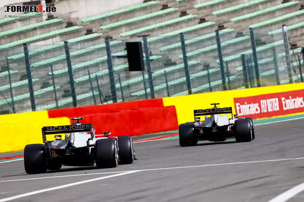 Foto zur News: Romain Grosjean (3): Bei ihm muss man tatsächlich herausstellen, wenn er einmal nicht negativ auffällt. Seine Leistung in Spa war ziemlich solide, vor allem wenn man bedenkt, dass der Freitag für Haas fast komplett verloren ging. Dass er trotzdem fast einen Ferrari geschlagen hätte, ist beachtlich.