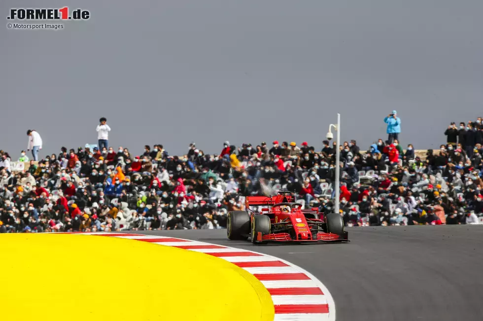 Foto zur News: Sebastian Vettel (4): Qualifying völlig verkorkst und sogar hinter Russell im Williams gelandet. Nicht nur er selbst wundert sich, wie das möglich ist, wenn der Teamkollege in die zweite Reihe fährt. Im Rennen dann besser unterwegs und immerhin noch einen Punkt mitgenommen. Zufrieden sind damit aber weder wir noch er selbst.