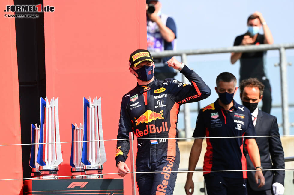 Foto zur News: Max Verstappen (1): Da gibt es keine zwei Meinungen: Wer die &quot;unschlagbaren&quot; Mercedes bezwingt, der kann nur die Bestnote bekommen! Wer das Haar in der Suppe sucht, der könnte im Qualifying fündig werden, wo es &quot;nur&quot; Startplatz 4 war. Das hat er aber beim Start direkt korrigiert. Eine meisterhafte Vorstellung am Sonntag.