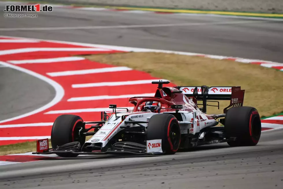 Foto zur News: Kimi Räikkönen (2): Im schwachen Alfa Romeo den Sprung in Q2 geschafft und da sogar einen Renault geschlagen, während der Teamkollege den letzten Platz belegte. Im Rennen P14 gehalten und nur wenige Sekunden hinter Ocon im Werks-Renault ins Ziel gekommen. Das bislang stärkste Wochenende 2020 für den Ex-Weltmeister.