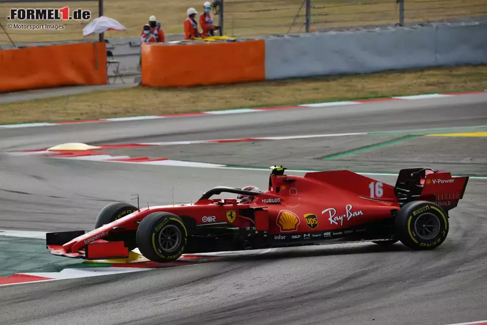 Foto zur News: Charles Leclerc (3): Vettel im Qualifying wieder geschlagen, aber mit Startplatz 9 auch keine Bäume ausgerissen. Im Rennen dann bis zu seinem Ausfall im Mittelfeld herumgefahren. Klar, im Ferrari sollte man im Jahr 2020 keine Wunder erwarten. Ein bisschen mehr müsste es für eine 2 dann aber schon sein.