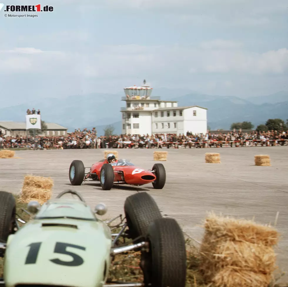 Foto zur News: Der Sieg im ersten Grand Prix von Österreich geht an Lorenzo Bandini auf Ferrari. Der Italiener holt in Zeltweg seinen einzigen Triumph in der Königsklasse, vor Richie Ginther und Bob Anderson. Nur neun von 20 Startern werden am Ende ins Klassement aufgenommen. Das bittere Fazit: Zeltweg verfügt nicht über die nötige Anlage!