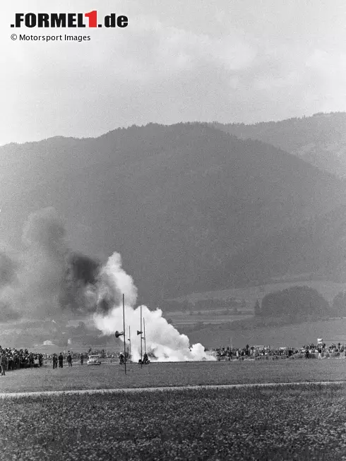 Foto zur News: Für Aufregung im Rennen sorgen nicht nur zahlreiche Ausfälle der Toppiloten, sondern auch der Unfall von Phil Hill. Er gerät in der 59. Rennrunde im Cooper von der Ideallinie ab und kracht in die Strohballen, die als Streckenbegrenzung dienen. Hill kann sich aus dem Wagen retten, bevor dieser Feuer fängt.