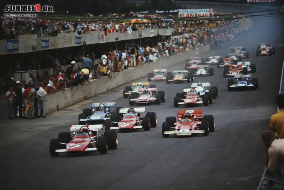 Foto zur News: Für 1970 sichert sich die neue, 5,911 Kilometer lange Strecke unweit von Zeltweg den WM-Status für das Formel-1-Rennen. Die Rückkehr steht unter einem guten Stern, da zuvor Lokalmatador Rindt fünf Siege einfahren konnte. Die Euphorie im Land scheint grenzenlos zu sein, am 16. August wird das Rennen vor 83.000 Fans gestartet ...