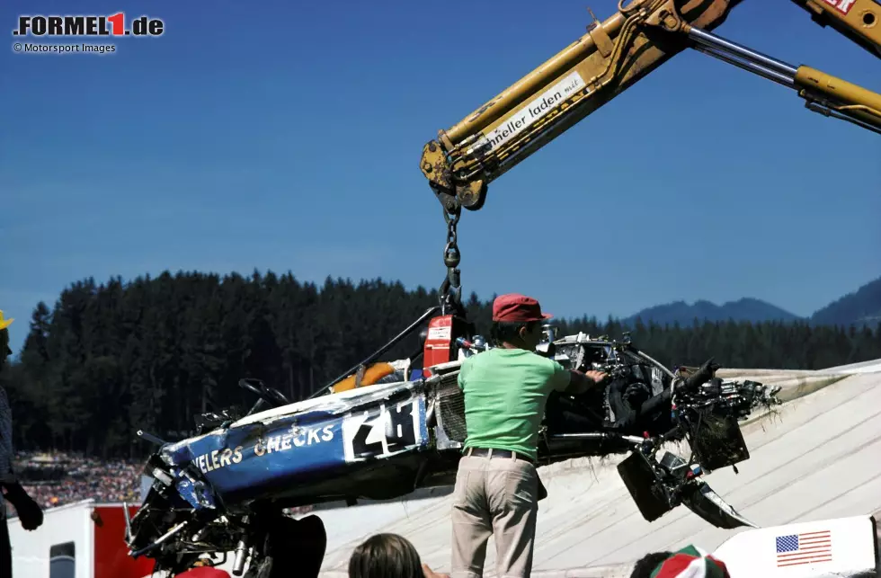 Foto zur News: 1975 folgt ein Schockmoment: Mark Donohue verunfallt in der schnellen Hella-Licht-Rechtskurve im Freien Training aufgrund eines Reifenschadens schwer. Obwohl er zunächst bei Bewusstsein ist, stirbt der US-Amerikaner wenige Tage später im Krankenhaus an einer Gehirnblutung. Auch ein Streckenposten wird bei dem Unfall getötet.