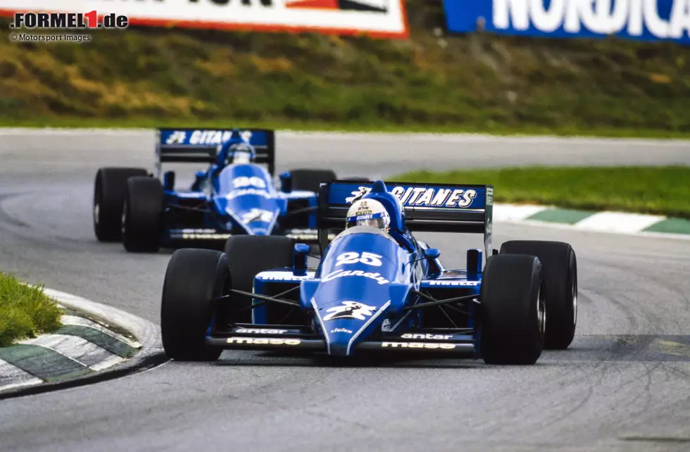 Foto zur News: Immer wieder kommt es auf der Hochgeschwindigkeitsstrecke auch zu schweren Unfällen: 1985 sorgt Andrea de Cesaris für ein kleines Wunder. Er kommt mit 250 km/h von der Strecke ab, rutscht in eine Böschung und überschlägt sich mehrfach. Er bleibt dabei zum Glück völlig unverletzt.