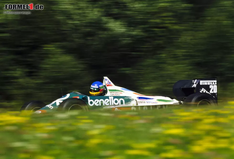 Foto zur News: &quot;Auf dem Hungaroring, da weißt du, es kann nichts passieren, wenn du wo rausfliegst. Hier dagegen bist du tot&quot;, sagt Gerhard Berger vor dem Qualifying 1986. Er prophezeit damit das Ende des Österreichrings. Und sollte Recht behalten. Im Rennen fällt er in Führung liegend zurück (Batterie), Prost gewinnt zum dritten Mal.