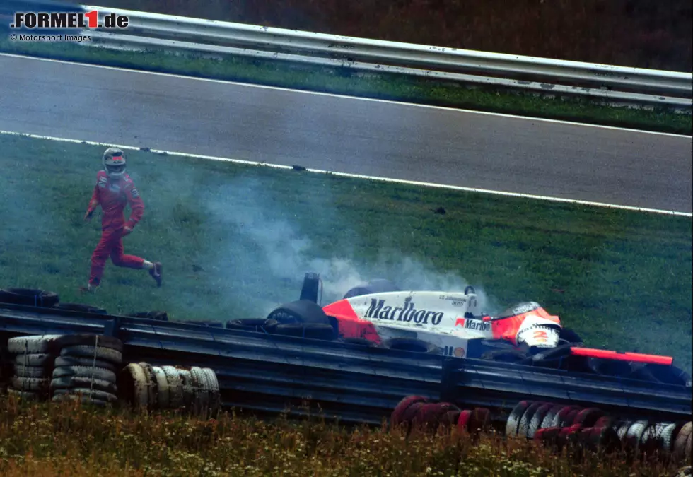 Foto zur News: Der Österreich-Grand-Prix 1987 steht unter keinem guten Stern: Im Training verunfallt Stefan Johansson im McLaren, nachdem er bei 250 km/h mit einem Reh kollidiert, das von Fotografen im Feld unabsichtlich aufgescheucht wurde. Der Schwede erleidet ein Peitschenschlag-Syndrom. Doch es soll noch schlimmer kommen ...