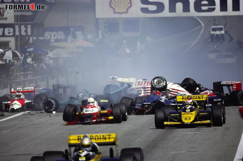 Foto zur News: ... denn der Start zum Grand Prix muss zweimal wiederholt werden. Zunächst hebt Martin Brundles Zakspeed im Mittelfeld auf einer Bodenwelle ab und wird zur Straßensperre. Beim zweiten Start kommt Nigel Mansell im Williams nicht weg (Kupplungsschaden). Beim dritten Anlauf starten immerhin noch 26 Autos.