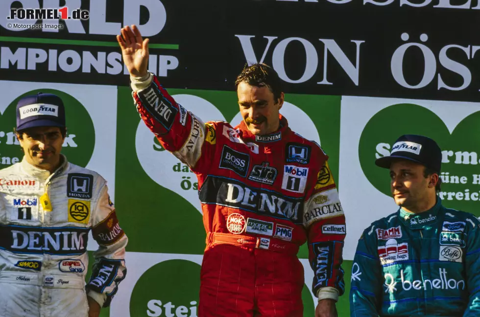 Foto zur News: Am Ende gewinnt dann ausgerechnet Mansell vor Erzfeind Piquet und Benetton-Fahrer Teo Fabi. Zur Sicherheit dreht der Brite noch eine 52. Runde, da er die Zielflagge nicht sieht. Auf dem Weg zur Siegerehrung dann der Schock: Mansell stoßt sich an einer Eisentraverse den Kopf und wird kurz bewusstlos, Fabi weckt ihn mit Mineralwasser.