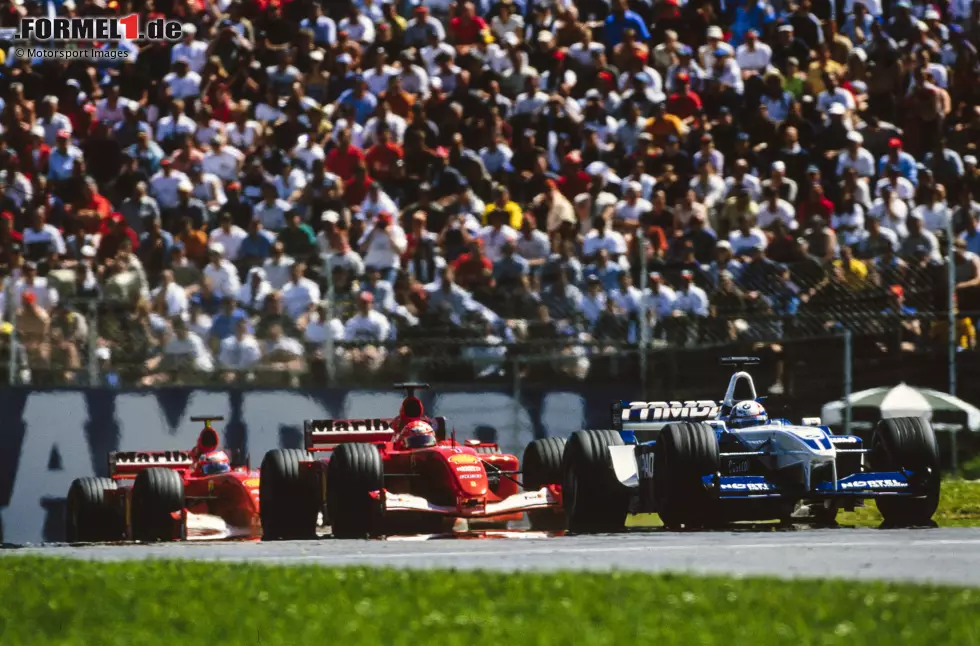 Foto zur News: ... zunächst wird ihm 2001 von Rubens Barrichello der zweite Platz geschenkt. Nicht ganz freiwillig. Der Brasilianer befolgt den Funkspruch von Jean Todt: &quot;Let Michael pass for the championship!&quot; David Coulthard kann die Ehre von McLaren-Mercedes zunächst mit seinem Sieg noch hochhalten. Doch nicht mehr lange.