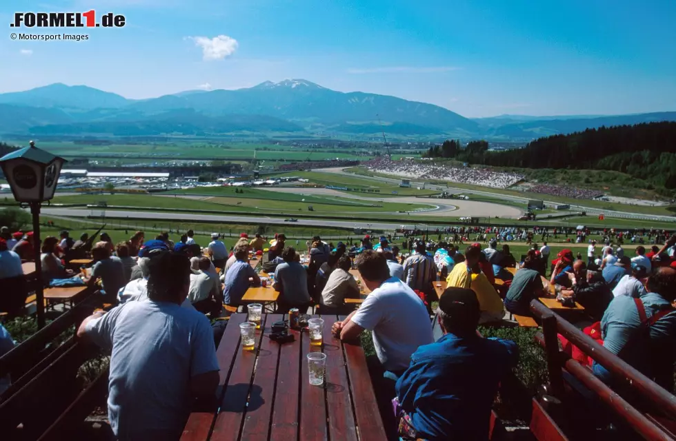 Foto zur News: Nach der Ferrari-Stallorder zeichnet sich der erneute Abschied der Formel 1 aus der Steiermark ab. Ecclestone verfolgt andere Pläne als die Steirer, es kommt zu keiner Vertragsverlängerung. Nach dem Rennen 2003 verabschiedet sich die Königsklasse. Schumacher siegt erneut, diesmal auch fair.