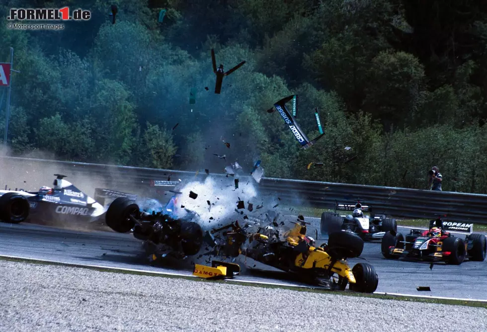 Foto zur News: Schon vor der Stallorder schocken Nick Heidfeld und Takuma Sato die Fans. Der Sauber kracht mit 270 km/h ungebremst in der dritten Kurve in den Jordan des Japaners. &quot;Ich habe gedacht, ein Meteor würde mich treffen&quot;, erzählt Sato Jahre später. Er bleibt bei der Kollision wie auch der Deutsche unverletzt.