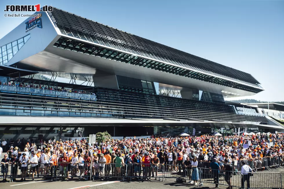 Foto zur News: Schnell machen Gerüchte die Runde, die Formel 1 könnte mit Mateschitz in die Steiermark zurückkehren. Und tatsächlich bereitet sich die Strecke auf die Königsklasse vor. Auf Start-Ziel wird der markante Wing gebaut, der zukünftig als Pressezentrum dienen soll. Ein weiteres Indiz für ein Comeback der Königsklasse.