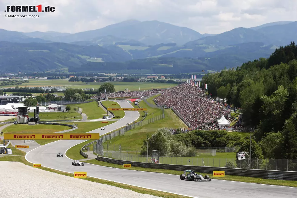 Foto zur News: 2014 ist es dann so weit: 50 Jahre nach dem ersten Formel-1-Grand-Prix in Österreich ist die Serie wieder zurück! Auf dem modernen Red-Bull-Ring dominiert Mercedes die Konkurrenz nach Belieben. Nico Rosberg gewinnt die Premiere vor seinem Teamkollegen Lewis Hamilton. Vettel rollt im Red Bull in der ersten Runde aus.