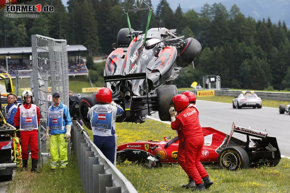 Foto zur News: 2015 sorgen die Weltmeister Fernando Alonso und Kimi Räikkönen für einen Schockmoment. Die Champions kollidieren, der McLaren steigt über dem Ferrari auf. Beide bleiben dabei unverletzt. An der Spitze kann Rosberg die Mercedes-Dominanz auf der Strecke erneut ausspielen und zum zweiten Spielberg-Sieg fahren.