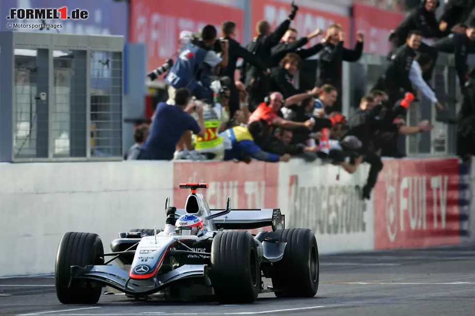 Foto zur News: 1. Grand Prix von Japan 2005, Suzuka (McLaren, P1): Im nassen Qualifying nur 17., macht Räikkönen schon in der ersten Runde Fortschritte und kämpft sich auf Rang zwölf vor. Dank eines Safety-Cars und einer cleveren Boxenstoppstrategie findet er sich sieben Runden vor Schluss auf Position zwei, nur 5,5 Sekunden hinter Fisichella wieder.