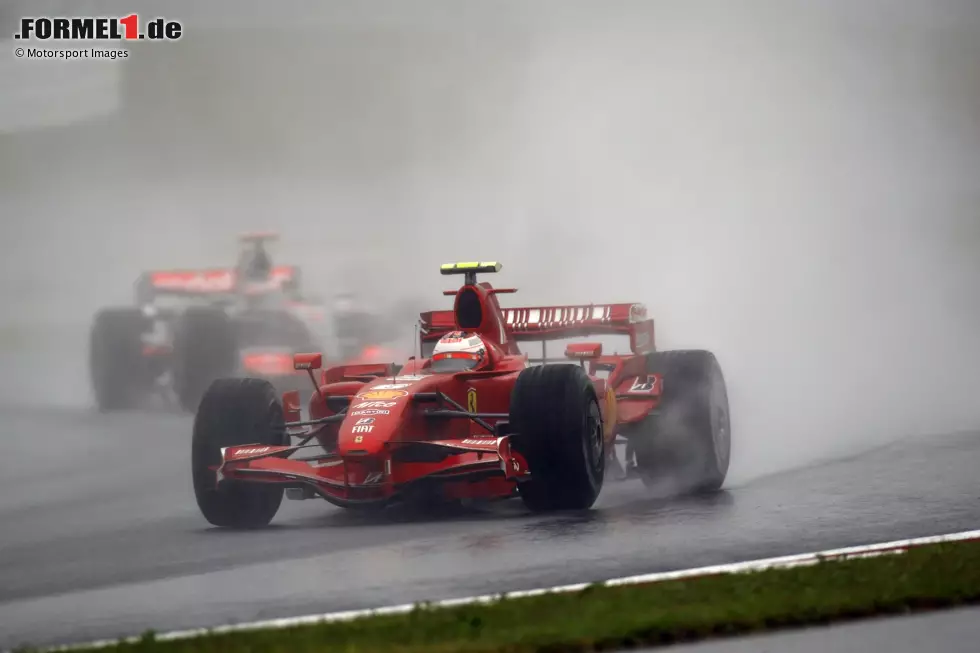 Foto zur News: 3. Grand Prix von Japan 2007, Fuji (Ferrari, P3): Wegen eines Missverständnisses zwischen Rennleiter Charlie Whiting und dem Team hat Räikkönen am Start Intermediates statt Regenreifen aufgezogen und muss gleich wieder an die Box. Er fällt ans Ende des Feldes zurück, das ob der widrigen Bedingungen vom Safety-Car angeführt wird.